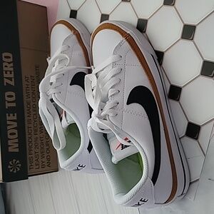 NIKE Women's Nike Court Legacy NN Size 7